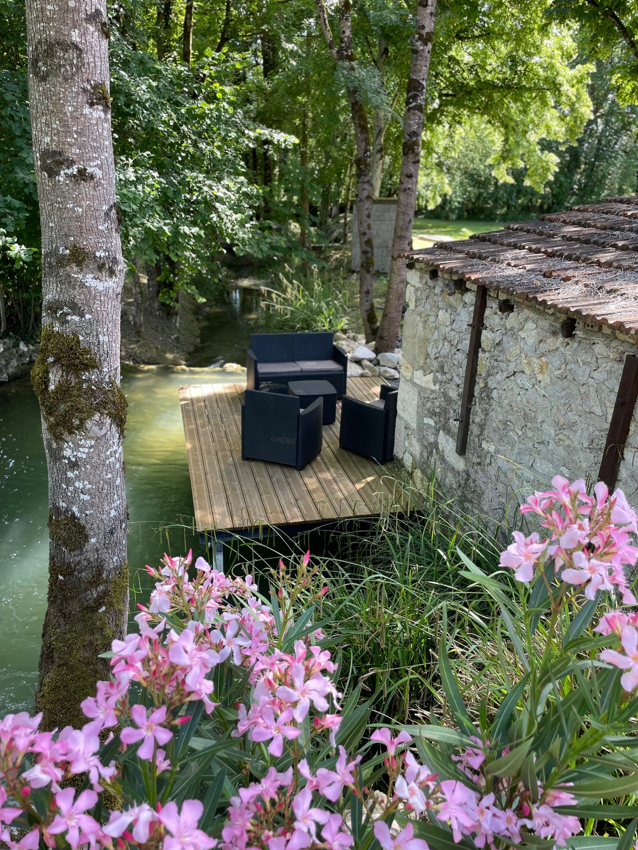 Le jardin fleuri autour du moulin